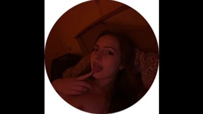 Lola Byrd, en un vídeo exclusivo en solitario, se lo traga todo, muy cachonda