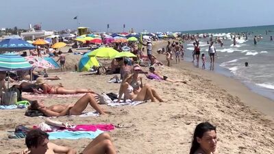 Passeio pela Praia de Nudistas de Castelldefels, Espanha: excursão pela praia no verão quente, agosto de 2021