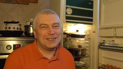 Estou na cozinha, junto ao frigorífico, a conversar