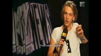 Jamie Campbell Bower revela cena de nudez