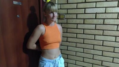Die untreue Ehefrau hat dem Nachbarn im Treppenhaus einen geblasen, während ihr Mann zu Hause war