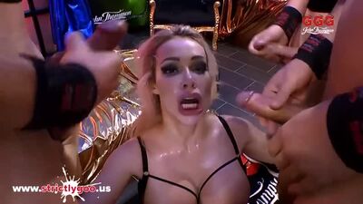 Una bella bionda tettona viene scopata a turno da un gruppo di uomini, che poi le sborrano in faccia