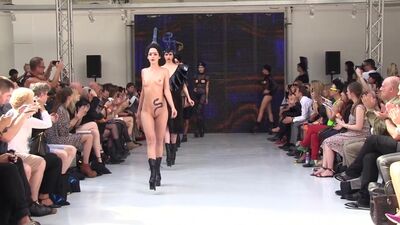 CHARLIE LE MINDU SS12 PARIS Modelo nua na passerelle