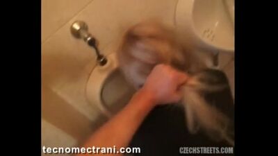 Dziewczyna zrobiła loda w toalecie za pieniądze (seks za pieniądze, amatorskie porno, domowe, lodzik, nastolatka, anal, cycki, domowe) XXX Real SEX Video