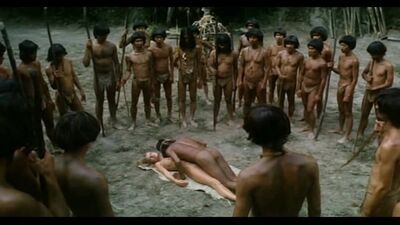 Uma tribo de selvagens viola uma rapariga branca à vez (fazem-na passar pelo círculo, violam-na à vez, ejaculam todos juntos dentro dela, sexo selvagem)