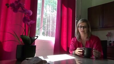 Inzest – Mutter hat Angst, mit ihrem Sohn zu schlafen, wegen des Vaters – Russische Synchronisation, Porno-Übersetzungen, ganze Filme, Sex-Untertitel, MILF