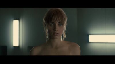 Mackenzie Davis desnuda - Blade Runner 2049 (2017) HD 1080p