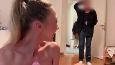 18+ está a fazer sexo oral ao marido quando a mãe entra de repente, querendo juntar-se a eles