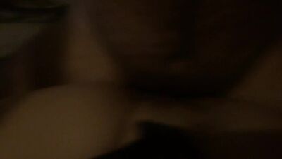 Ma femme dit que c'est juste un ami... mais alors pourquoi y a-t-il du sperme dans sa bouche ?