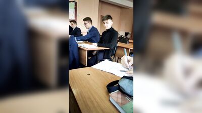 Үстел астында мастурбация жасау