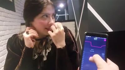 Il a allumé le vibromasseur au restaurant ; elle gémit de plaisir ; il l'a fait jouir ; elle est un peu gênée ; elle s'est assise sur le vibromasseur ; premier orgasme ; une jolie fille