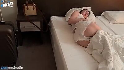 «¡Lesha, dale ya un beso a tu madrastra, de una vez!», insiste la tía Alina