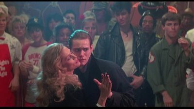 Lauren Hutton e Karen Kopins em «Once Bitten» (cena das meias-calças)