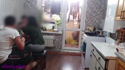 Оның күйеуі кетті, ал оның ең жақын досы оның әйелін xHamster-де секс жасады