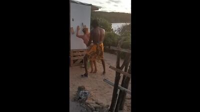 Der Mann filmt, wie eine Gruppe von Männern nacheinander seine Frau vögelt