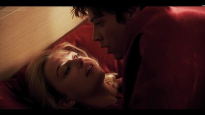 Sophie Simnett Nua (coberta) - Daybreak T1E01-10 (2019) 1080p Ver Online / Sophie Simnett - Daybreak