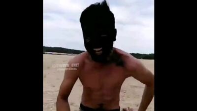 Il a enfoncé la tête dans un sac de charbon