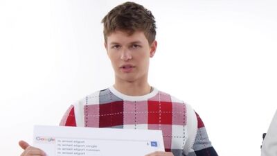 Енсел Ельгорт розмовляє російською
