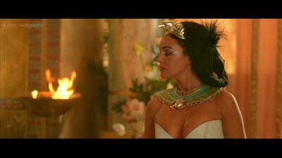 Monica Bellucci, Noémie Lenoir - Astérix et Obélix : Mission Cléopâtre (2002) - Nue ? Non