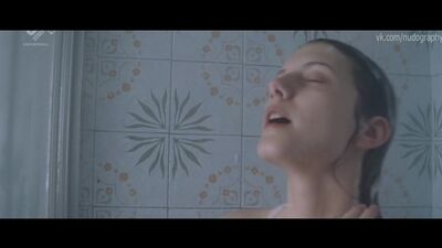 Mélanie Laurent nue dans le film « La chambre des morts » (2007, Alfred Lot)