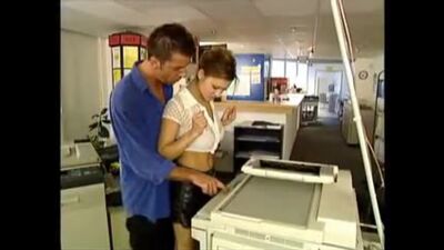 ¡SEXO EN LA OFICINA! ¡SE LO FOLLA AL JEFE DE OFICINA! ¡JUNTO A LA FOTOCOPIADORA!