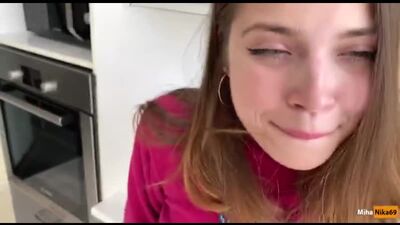Er vergnügt sich mit seiner leiblichen Schwester