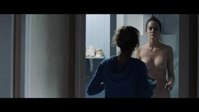 Noémie Merlant (cenas de nudez de Noémie Merlant em «Le ciel attendra», 2016)