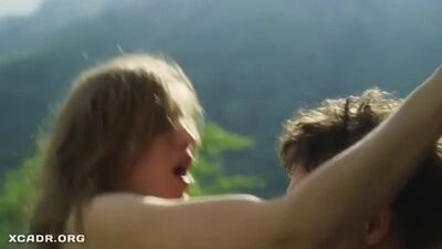 Lou de Laage, seno nudo, scena di sesso nel film «Biancaneve. Una fiaba per adulti» (Francia, 2019)