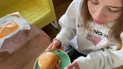 Rosjanka miała ochotę na sos do burgera, a dostała mnóstwo spermy [PORNO SEKS INTYMNE DZIEWCZYNA RZUCIENIE DOMOWE SPROŚNE ZNAJOMOŚCI TYŁEK]