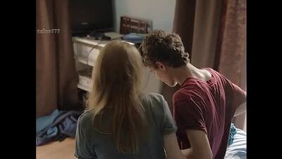 Una hermana le hace una paja a su hermano pequeño. Escenas de incesto en el cine