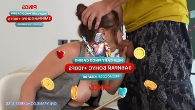 Passe l'examen théorique devant la professeure de biologie