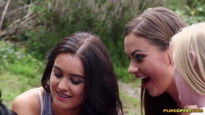Des filles ont branlé un mec pendant un cours de yoga (cfnm, branlette, éjaculation, branlette, orgasme, yoga, orgasme, sperme, pénis, masturbation, fitness)