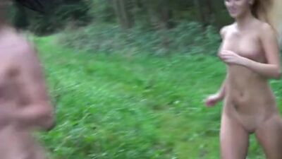 Sie rennen über die Wiese und lachen, während ihre Brüste auf den Unebenheiten wackeln