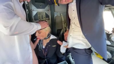 Eine geile, verheiratete Stewardess treibt es mitten im Flug mit den Piloten im Cockpit