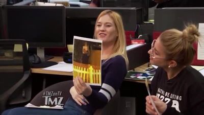 Chloe Grace Moretz janta e troca carícias com a modelo Kate Harrison ¦ TMZ TV