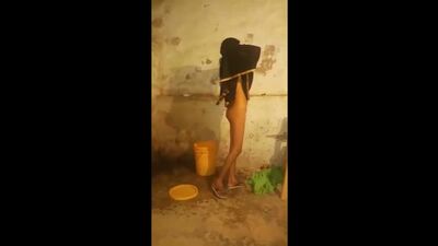 Une fille d'origine indienne en train de prendre un bain