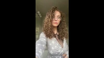 Laura Marie, também conhecida como Laura Earnesty, mostra as suas mamas grandes nua na webcam, vestindo meias de nylon