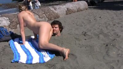 Una chica le suelta un pedo en la cara a un chico en la playa