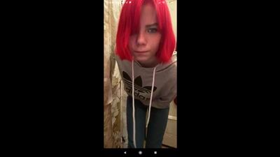 La rousse a montré ses seins à tout le monde