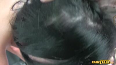 Una ragazza di Liverpool si fa scopare da un tassista in cambio di una corsa gratis