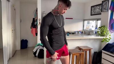 Viktor Onee y un chico joven colombiano
