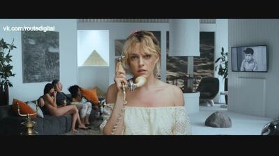 Wendy Vanden Heuvel, Riley Keough, etc., desnudas - Under The Silver Lake (2018) / Wendy Vanden Heuvel, Riley Keough - Under The Silver Lake