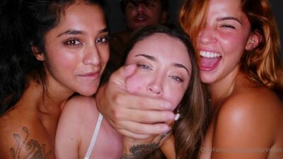 Agatha Vega, Yasmina Khan, Catherine Knight : Les anges ne se lassent pas de Victor Ray [Quatuor, Orgie, Hardcore, Éjaculation interne]