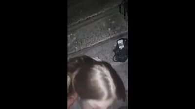 Faz sexo oral no vizinho na entrada do prédio
