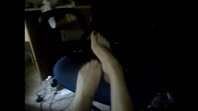 A miúda humilha o rapaz de forma brutal! Mija-lhe na boca. (femdom, femdom, mijar na boca, feminina.mp4)