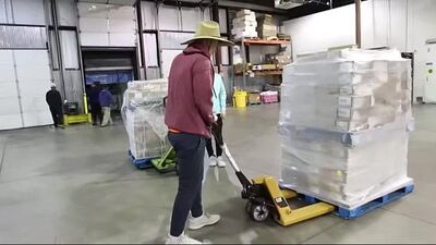 Distribuição de alimentos no valor de 1 000 000 de dólares a pessoas carenciadas