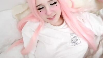 Die süße Anime-Figur hat sich jede Menge Hentai angesehen und beschlossen, Analsex mit ihrem Freund auszuprobieren; der hat natürlich nichts dagegen und ist in ihrem engen