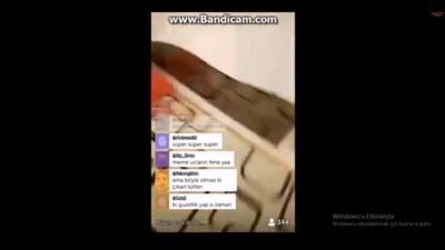 As raparigas turcas da Periscopeda deixaram todos boquiabertos com uma dança sensual na casa de banho