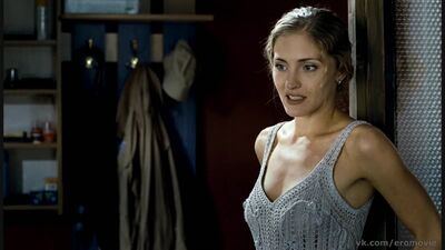 La sensual Anna Kazuchits con un vestido de punto - «Yulenka» (2008)