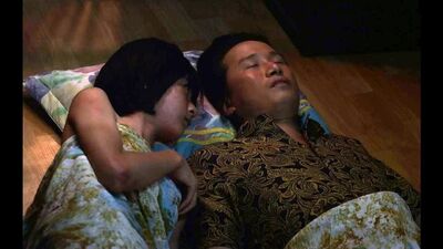 La figlia masturba il padre mentre dorme (incesto, la figlia ha masturbato il padre, lui le è venuto nella mano, lei assaggia lo sperma, sesso con il padre)